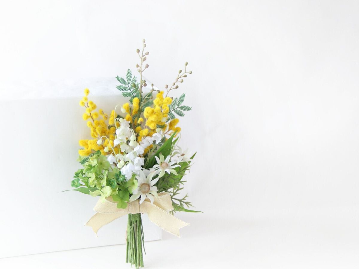 ミモザのスワッグと谷のユリとフランネルの花