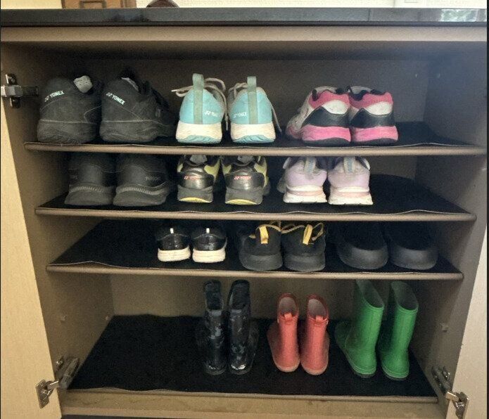 【ダイソー】むわっと臭対策！炭の靴棚シート