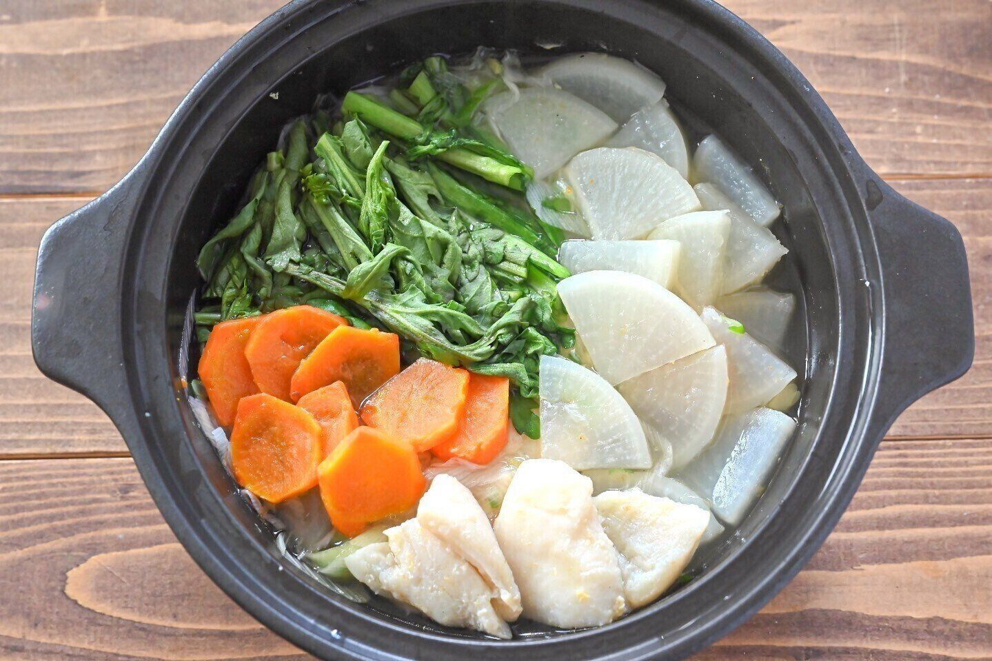 黒い鍋に入った完成した「あごだし塩糀鍋」