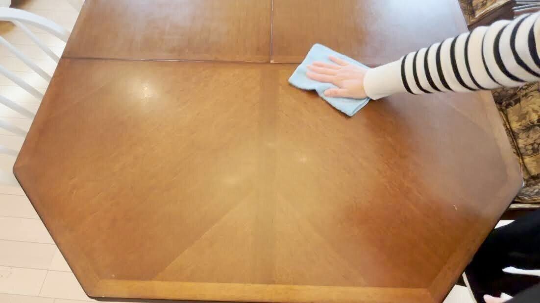 何もないダイニングテーブルの上