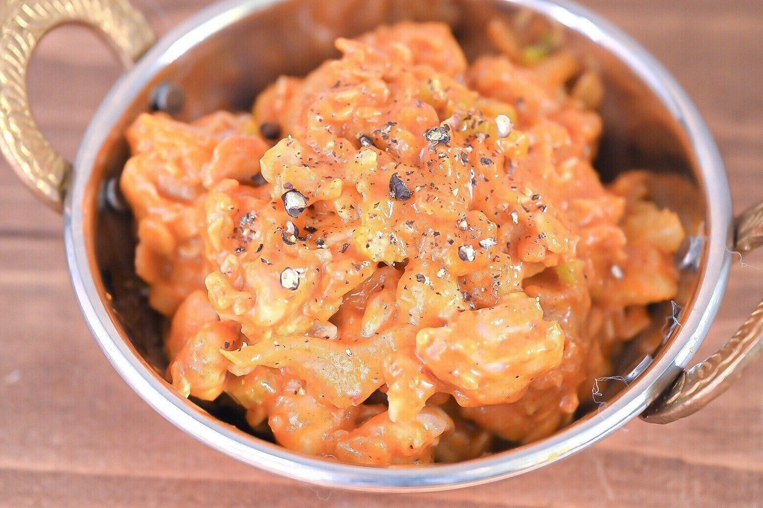 皿に盛られた鶏肉とオートミールのマッサマンカレー炒め