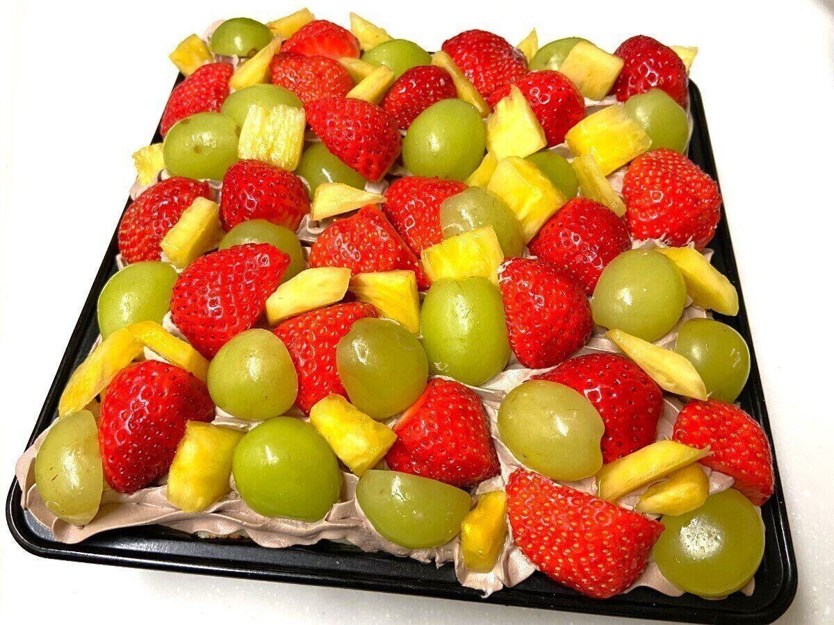 フルーツをトッピング