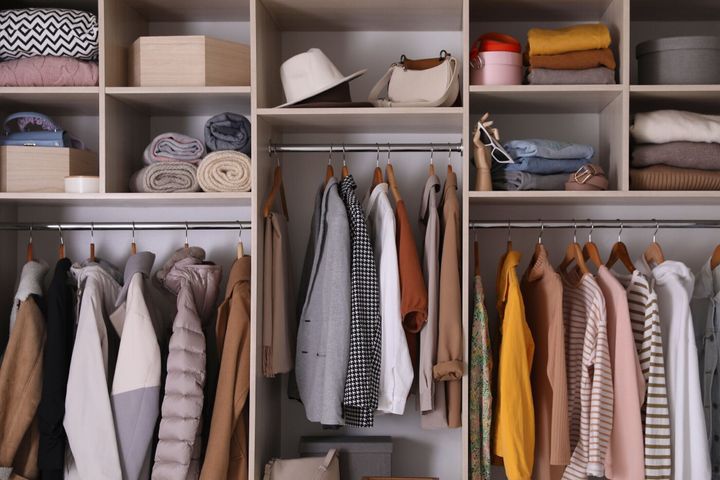 さまざまなスタイリッシュな服、アクセサリー、家庭用品を備えたワードローブクローゼット