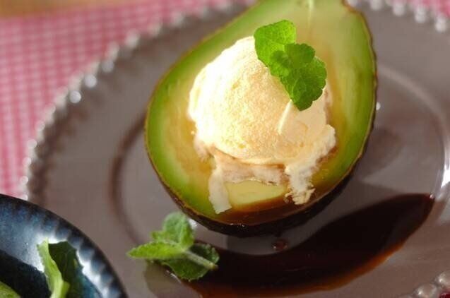 アボカドのアイス添え