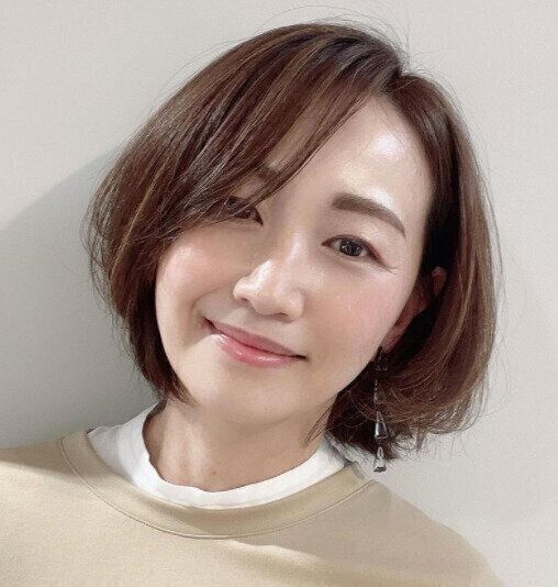 40代女性に似合うふんわりショートヘアスタイル。華やかなハイライト入りショートボブ