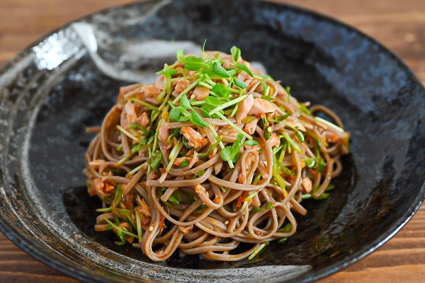 黒い皿に入った和えそば