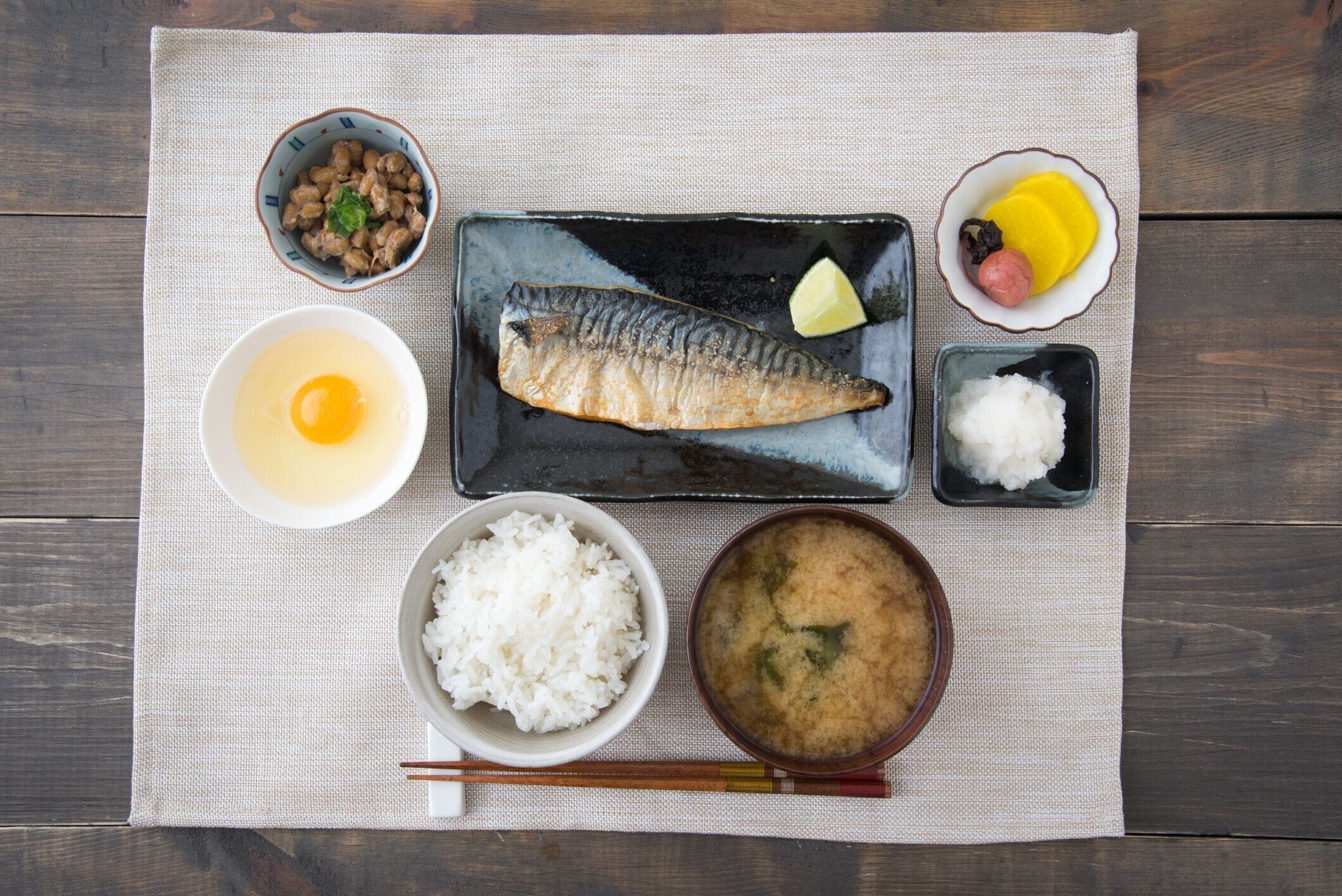サバと伝統的な和食の朝食