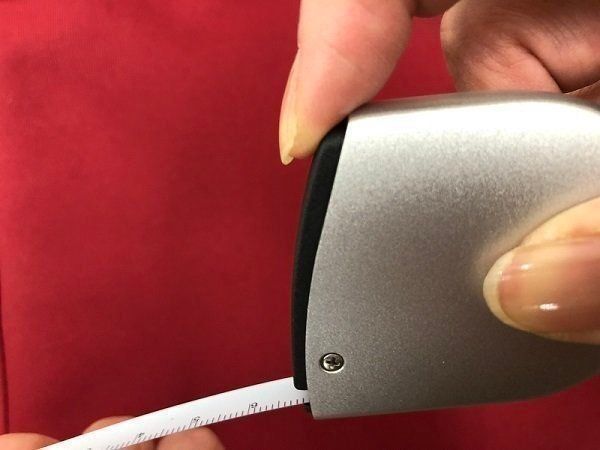 無印良品の「書き込めるメジャー」のボタンを押す