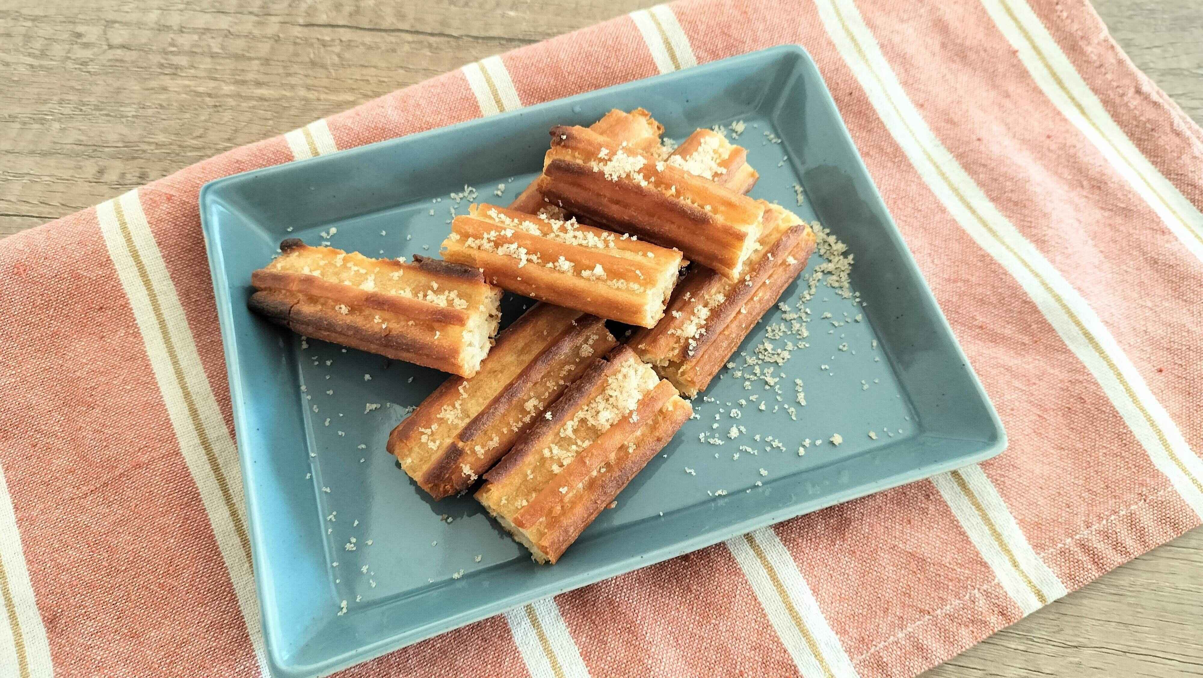 焼き上がったチュロス