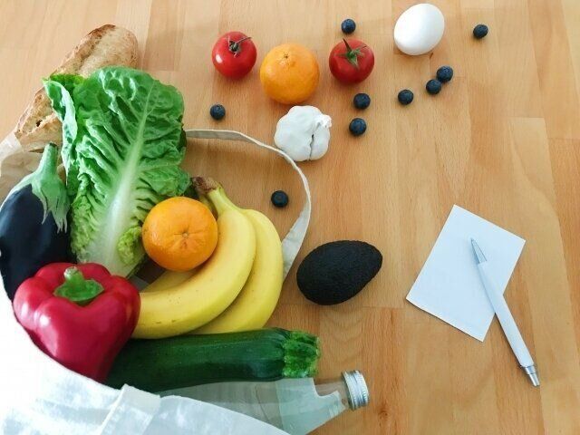 袋からはみ出た野菜とメモ帳