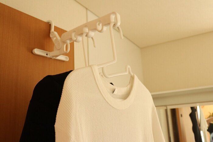 壁面フックやドアの上部に引っ掛けて使うことによって干すところが増える優れもの！