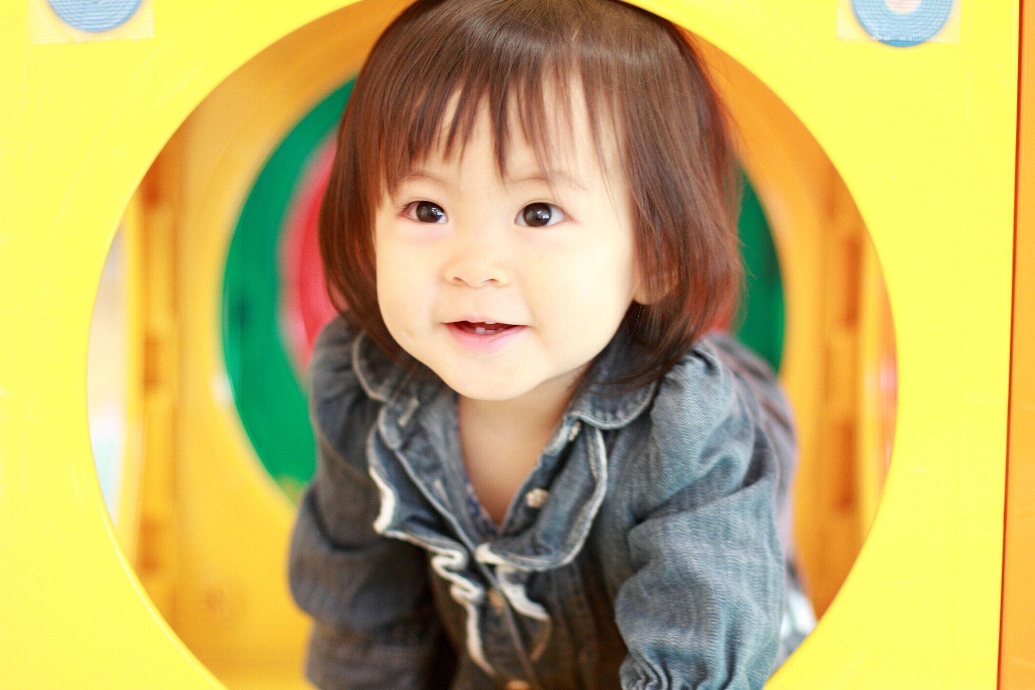 日本の赤ちゃん女の子を通過してトンネル（1 年）