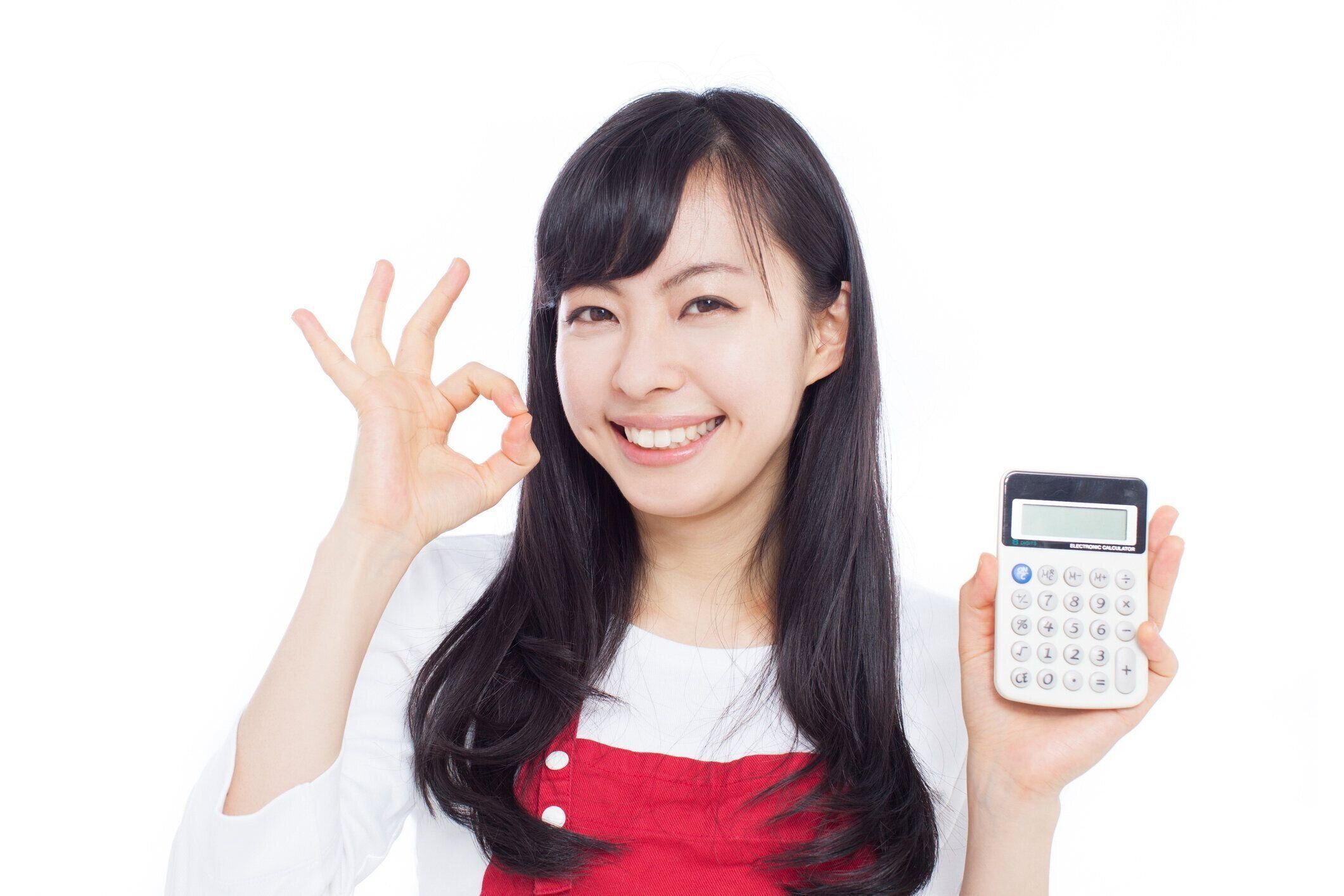 電卓を持つ日本人女性