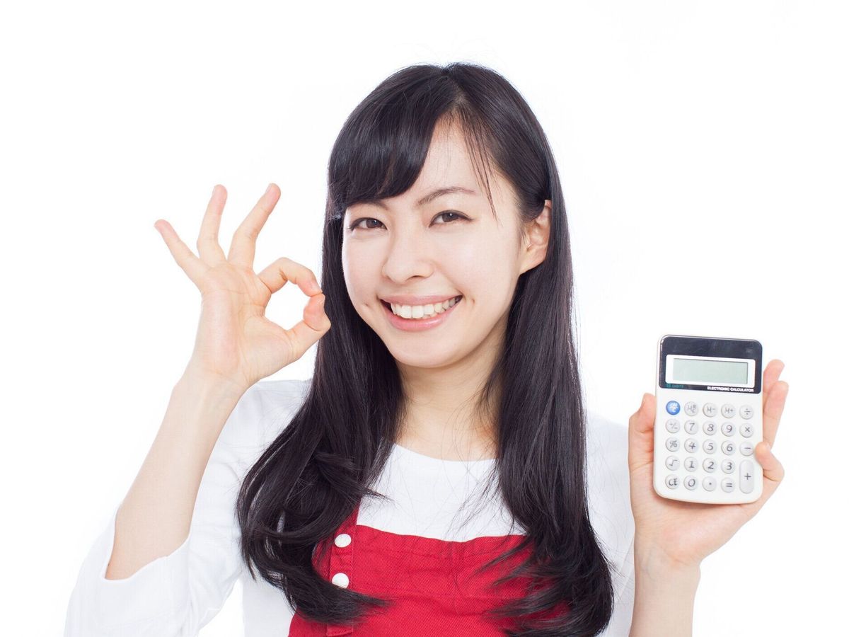 電卓を持つ日本人女性