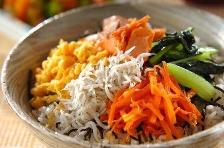 子どもがもりもり食べる!栄養たっぷり鮭とシラスの和風ビビンバ