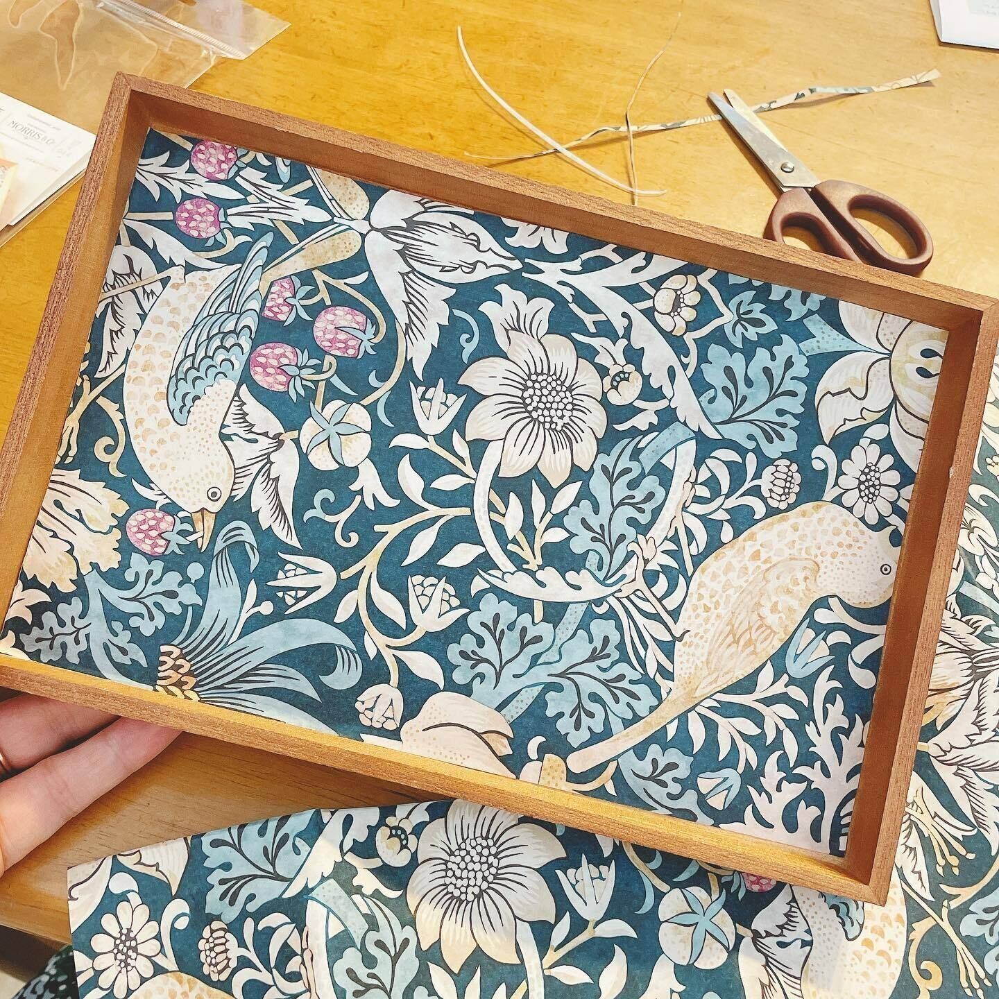 【ダイソー】木製トレーにリメイクシートを貼りつけてオリジナルの収納トレーに