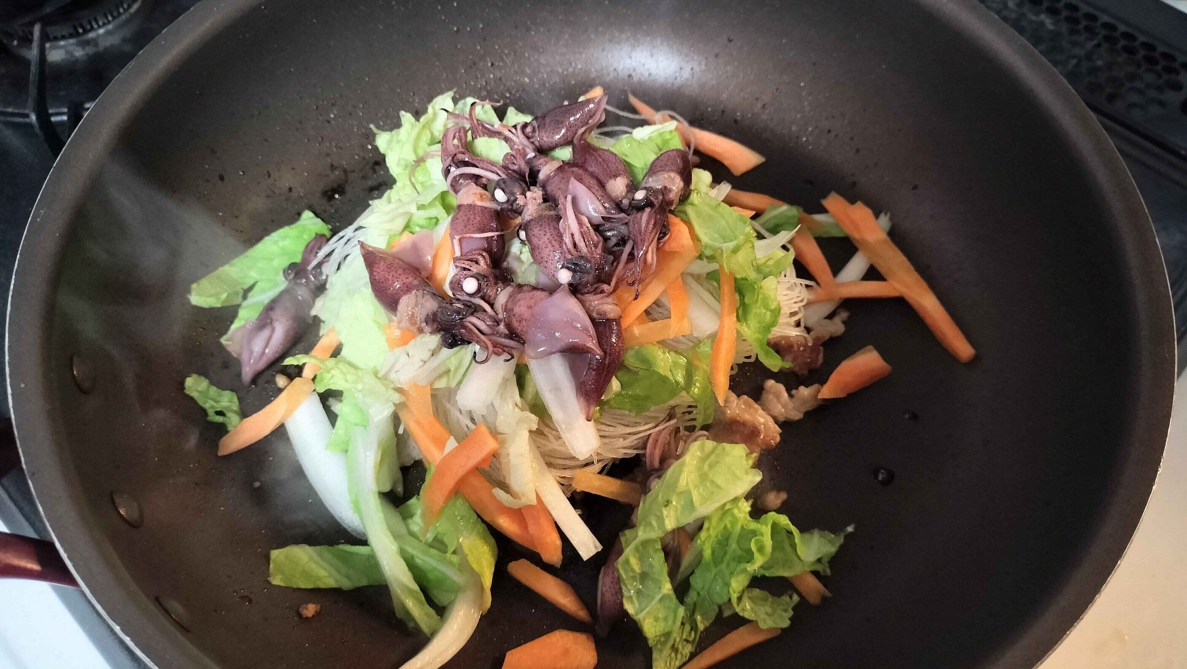 フライパンで具材を炒める