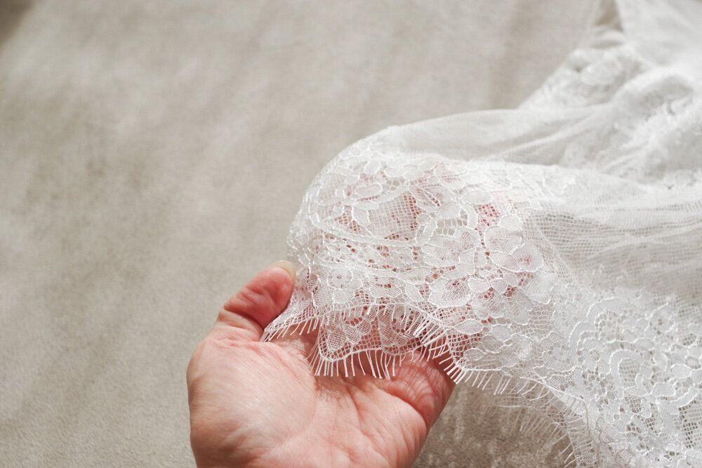 裾から見せると今っぽいアイテム「レースキャミソール」40代はこう着こなす！