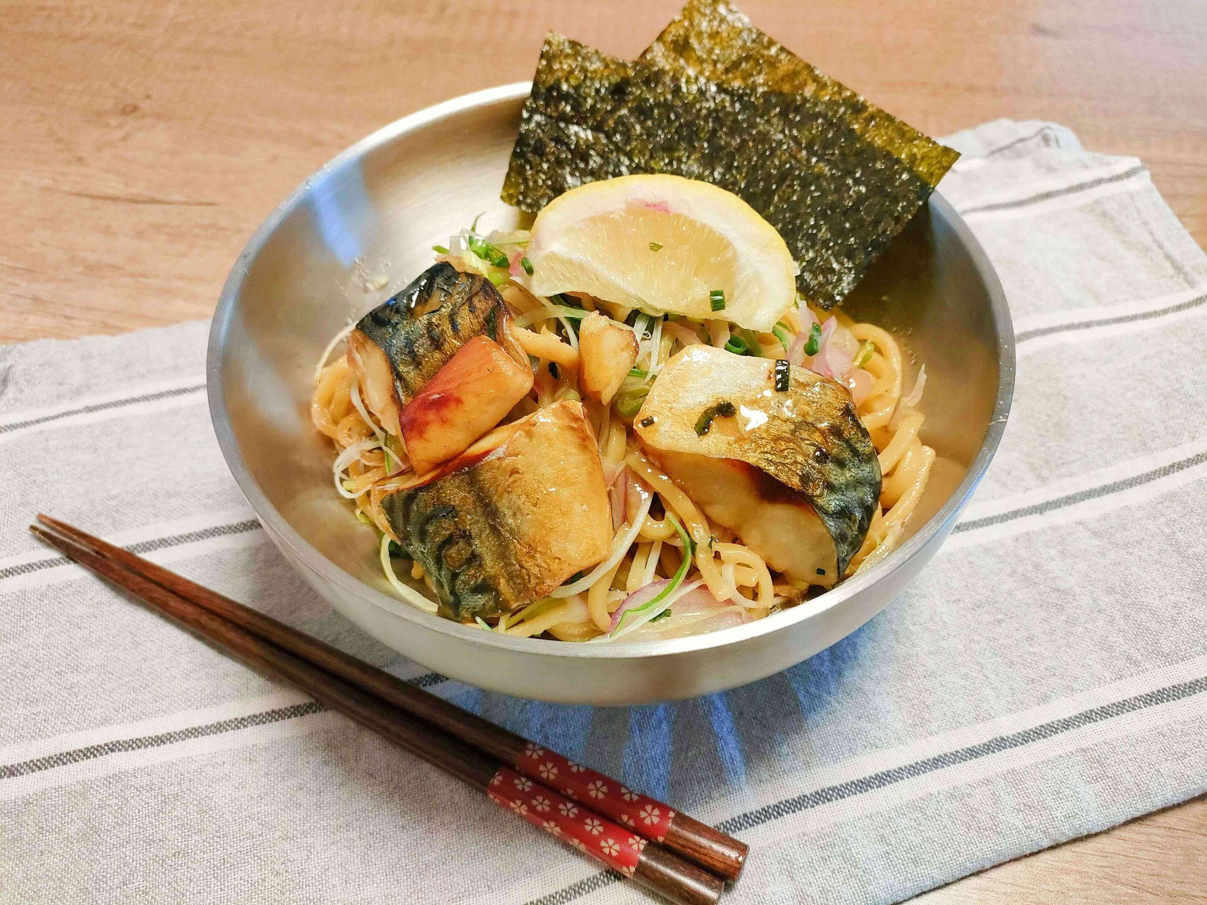 レモンや海苔をトッピングした汁無しさばラーメン