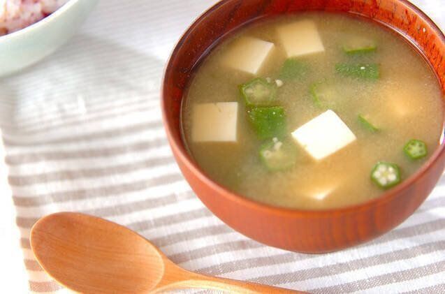 トロトロがおいしい　オクラと豆腐の味噌汁