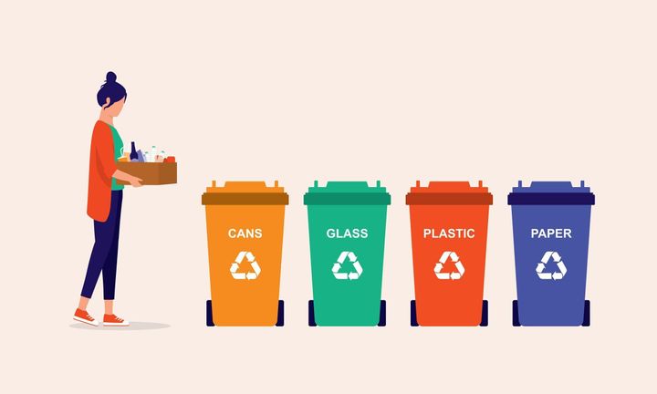 廃棄物を適切なリサイクルビンに分離する若い女性。再利用リサイクルを削減します。
