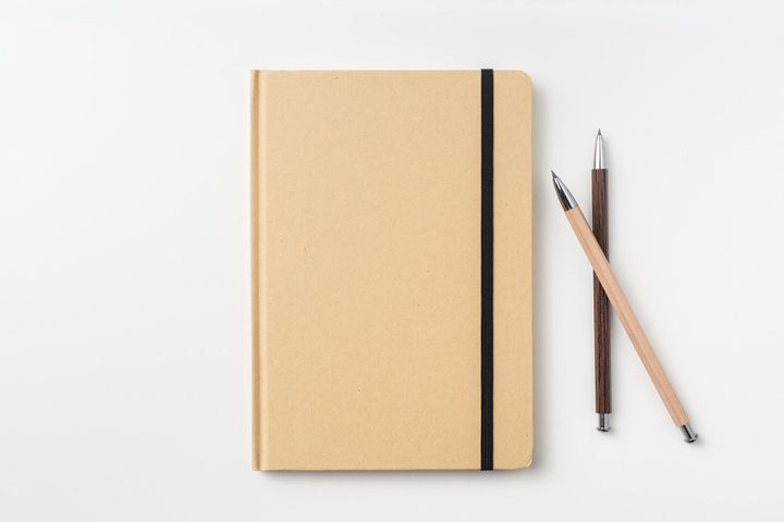 クラフト紙のノートブック、ページ、鉛筆の上から見る