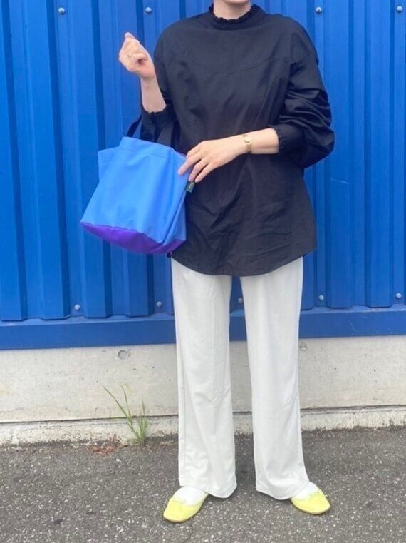 ベージュパンツ