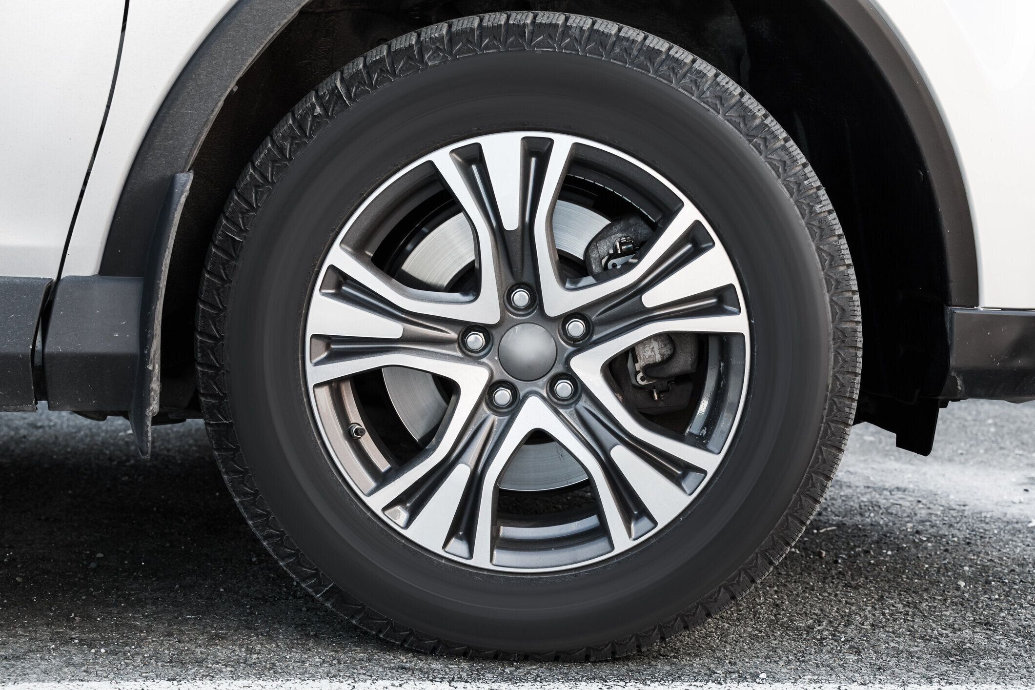 車輪付き白い近代的な車の断片