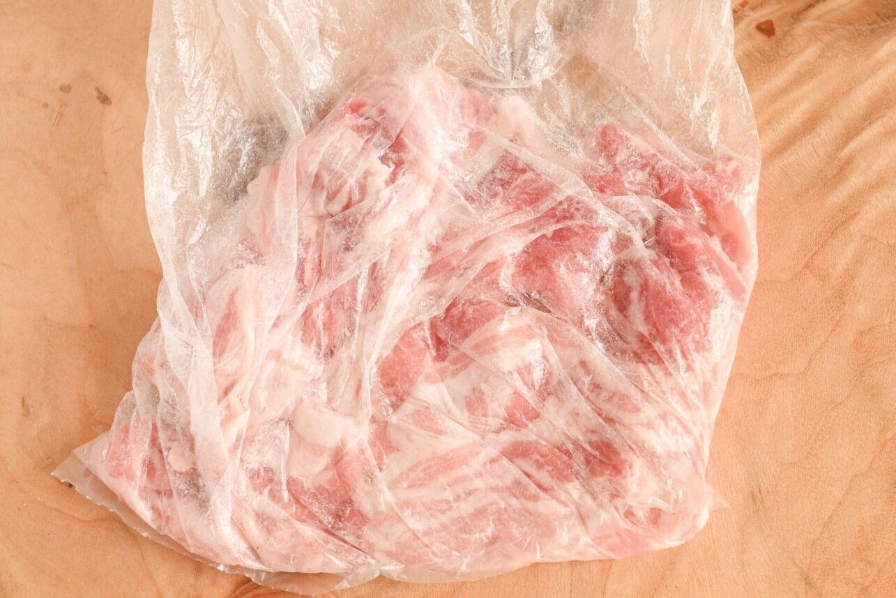 ポリ袋に入った豚肉