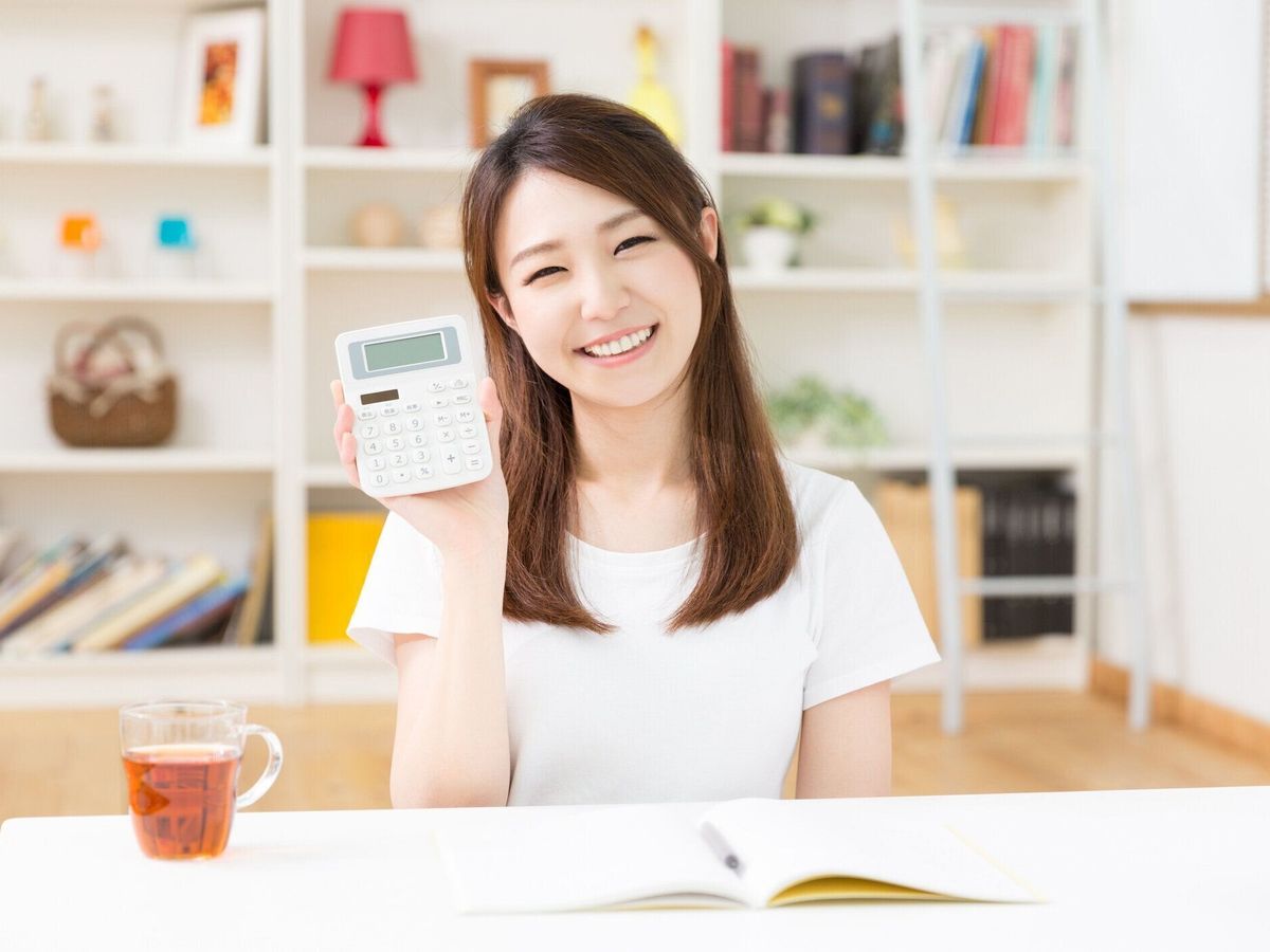 アカウントを行う女性