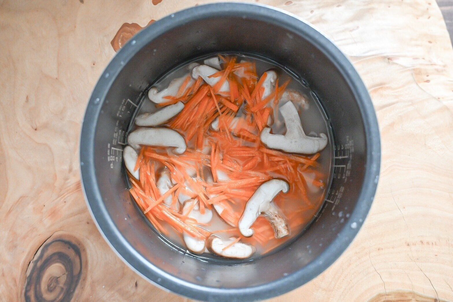 炊飯前の炊飯窯