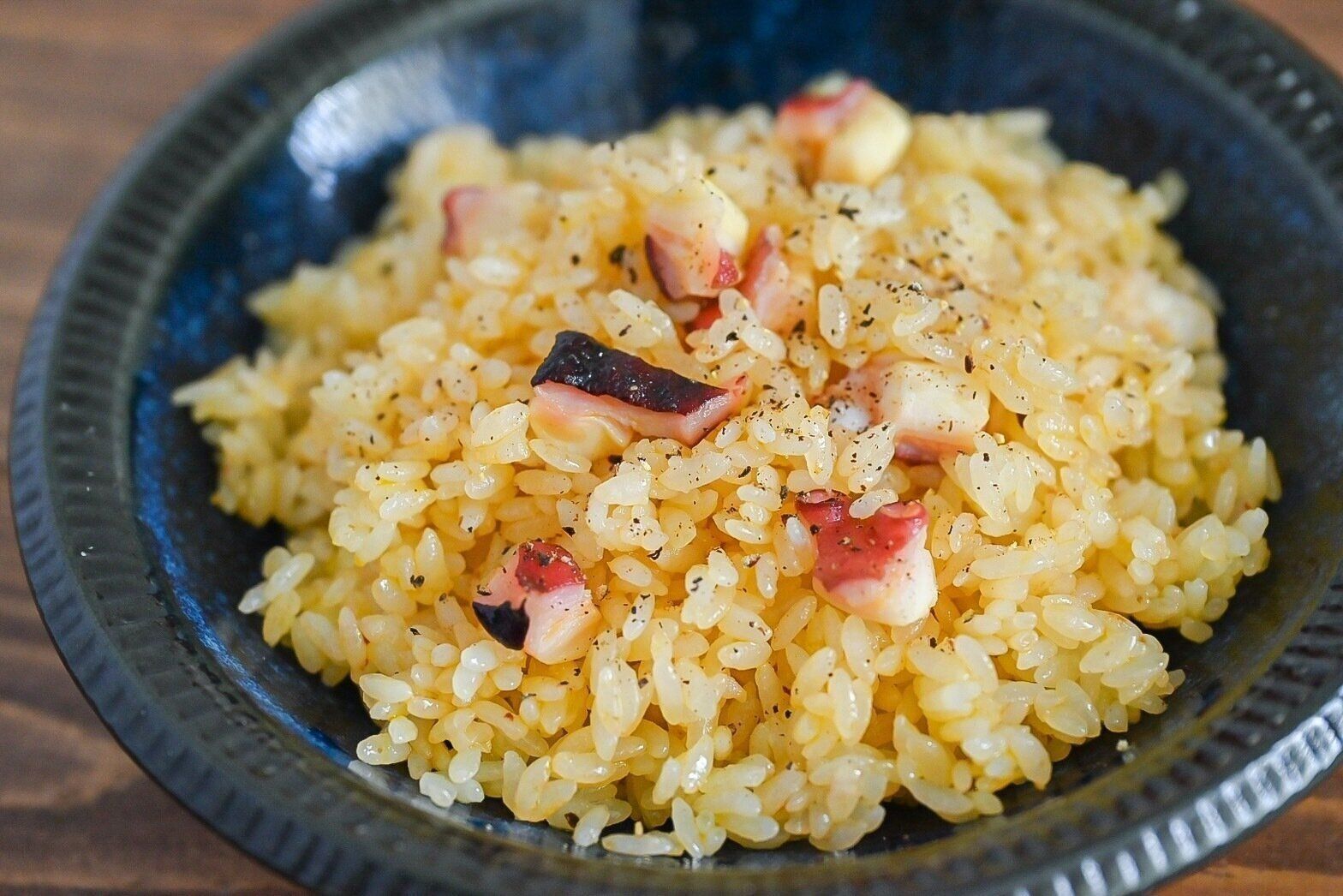 皿に盛られたタコのうにバターピラフ