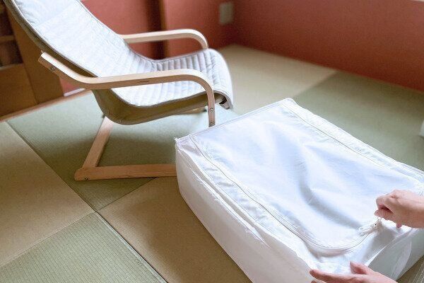 手放せないものをボックスに収める様子