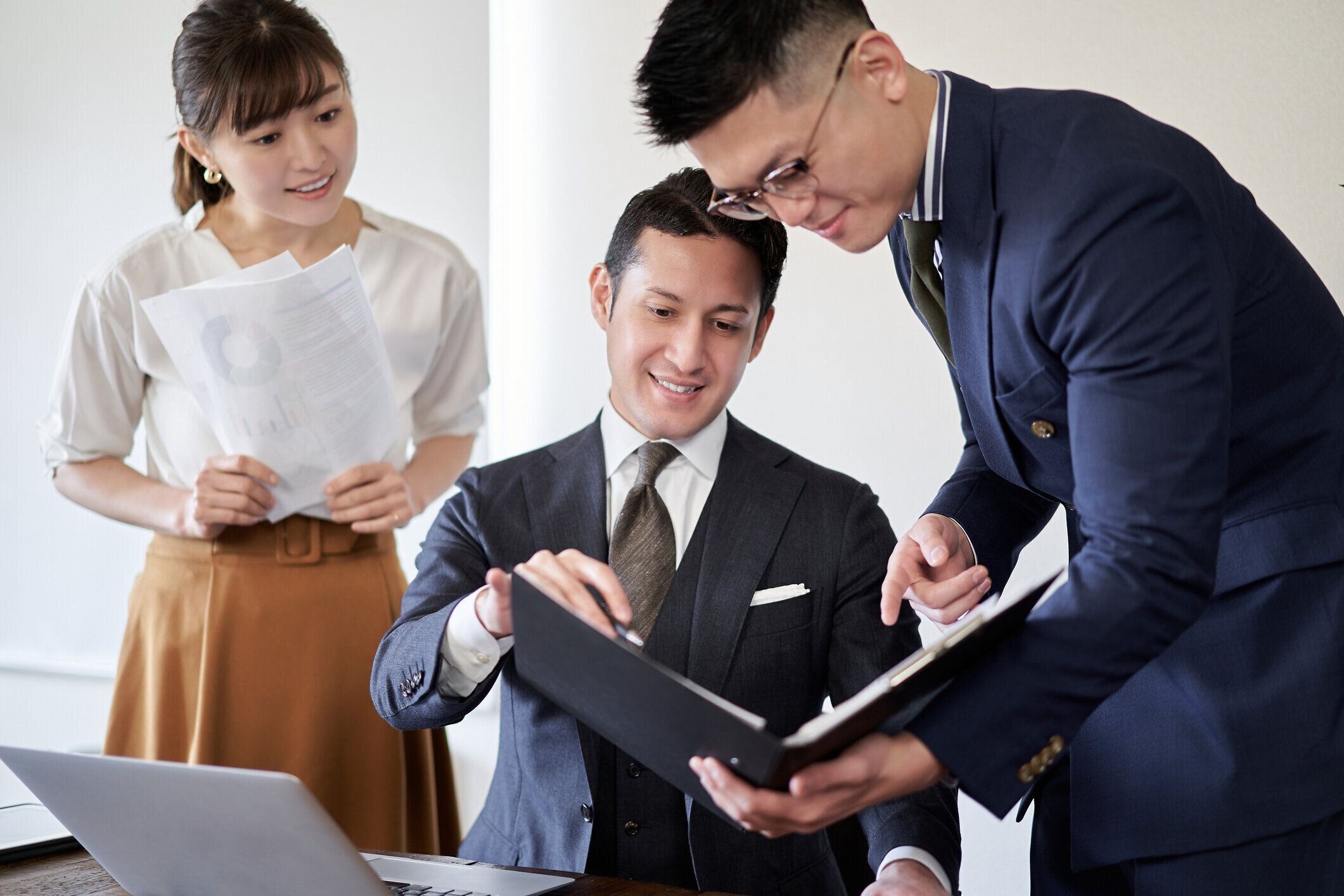 上司ラテンビジネスマンは、彼の部下の進捗状況をチェック