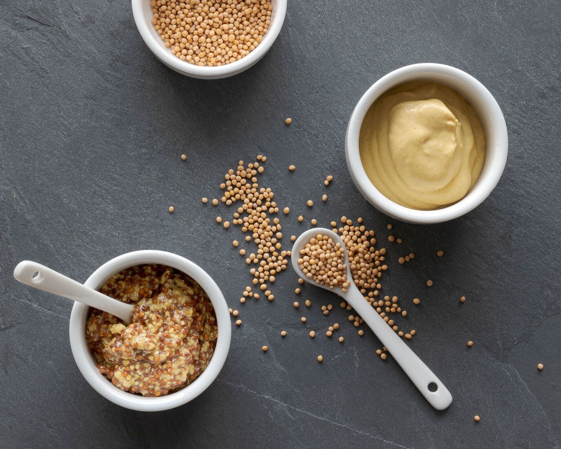 2 種類のマスタード、マスタードの種、マスタードの瓶のトップ ビュー