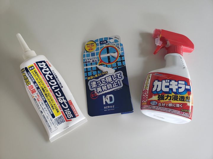落ちないカビは塗って隠す 浴室にカビが生えてしまっても大丈夫 なおすすめカビ取り剤3選 サンキュ 落ちないカビは塗って隠す 浴室にカビが生えてしまっても大丈夫 なおすすめカビ取り剤3選 サンキュ