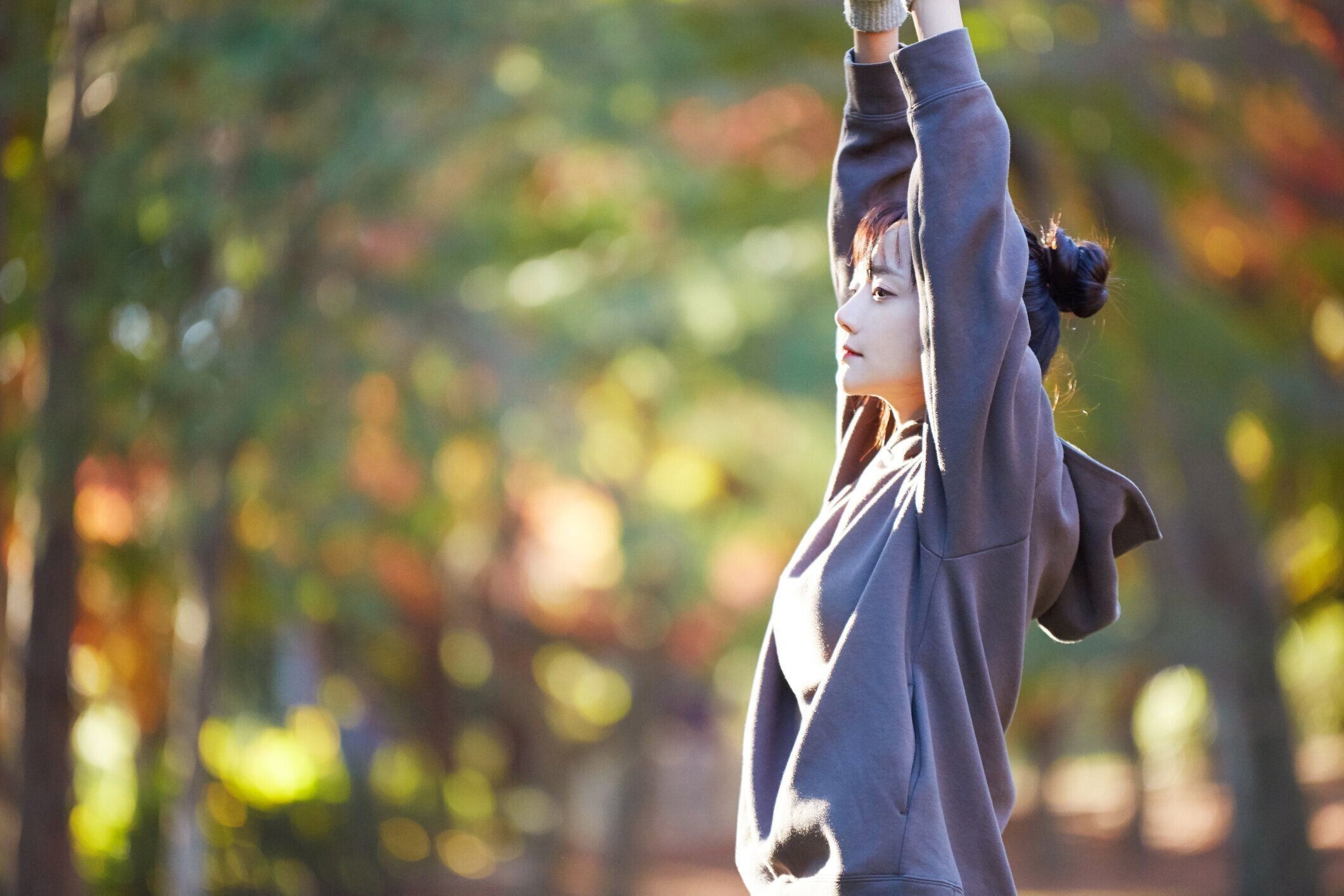 公園で運動している若いアジアの女性