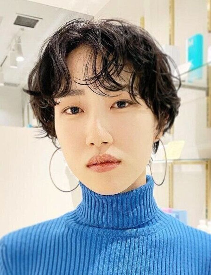 暗髪とパーマでクール見え!ハンサムショート