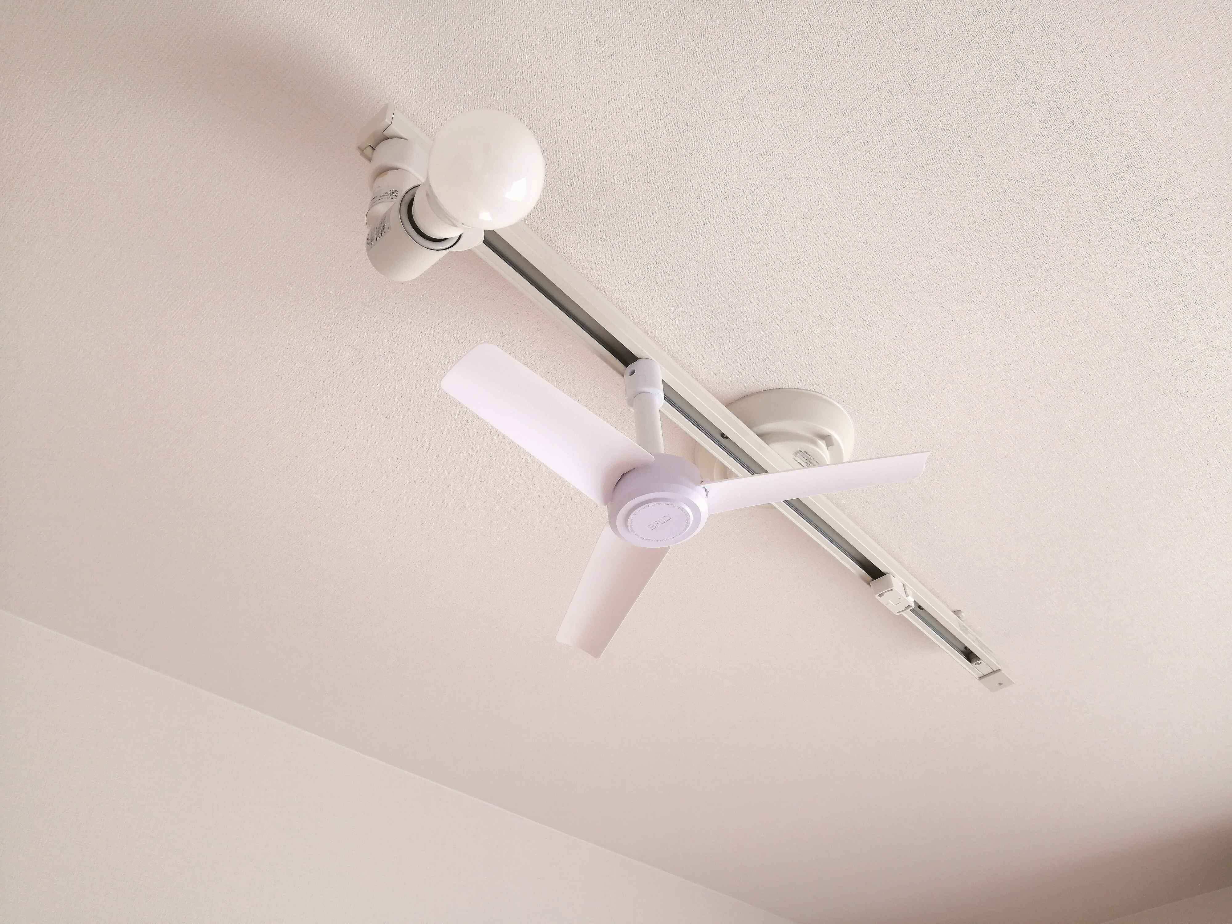 ダクトレールに付けられるシーリングファン