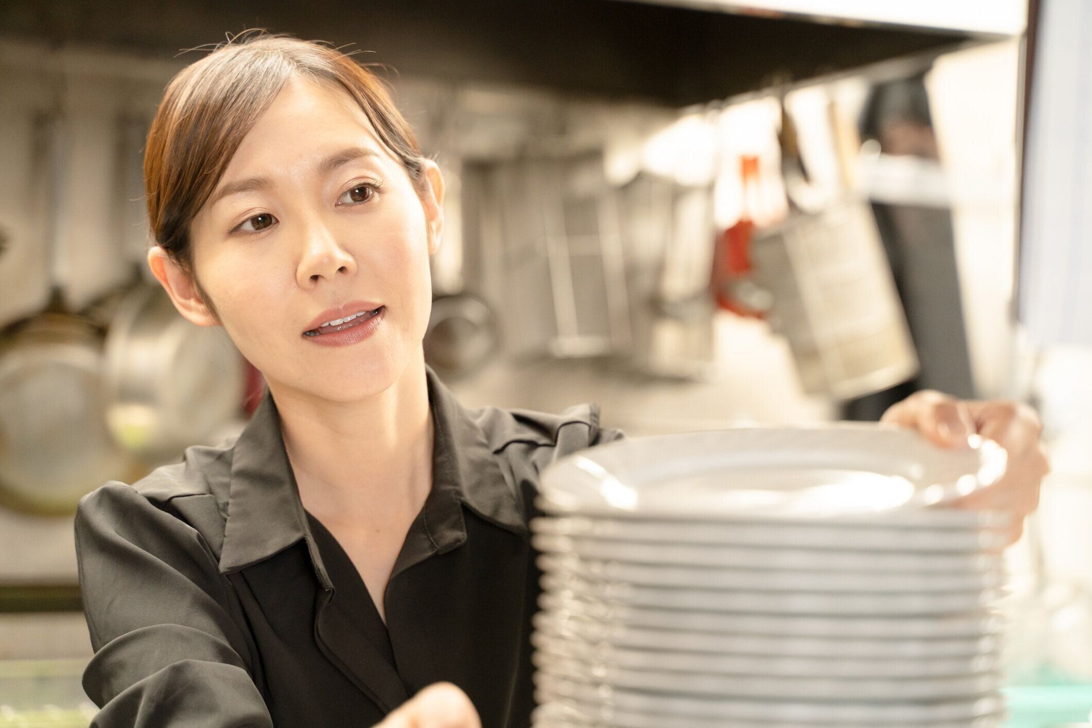 レストランで食事を準備する女性スタッフ