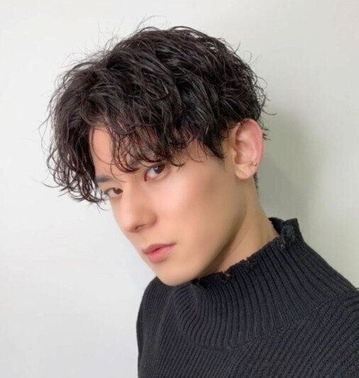 トレンドのマッシュヘアカタログ。ウェットな質感がクールな波巻きスパイラルマッシュ