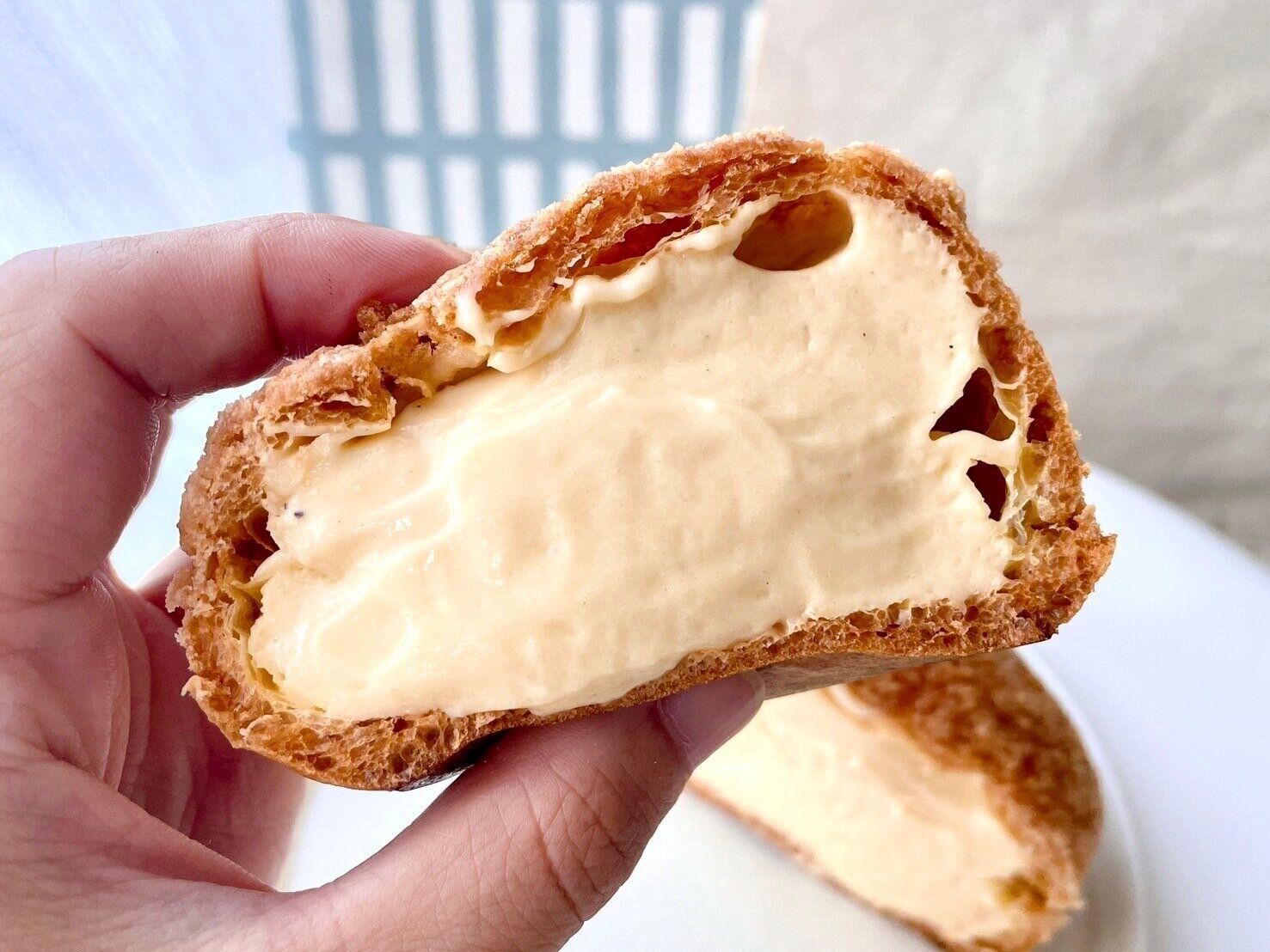 シャトレ－ゼ「プレミアムカスタードシュー」断面写真