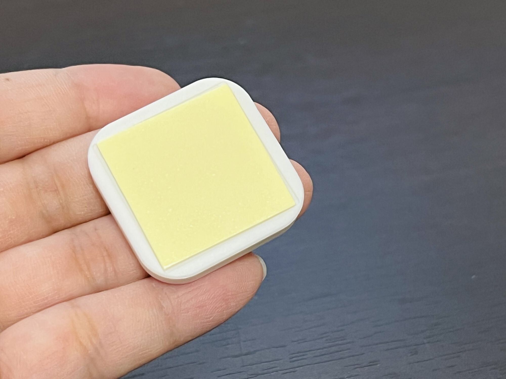 押し付けて設置完了！小さいけれど磁力は強力