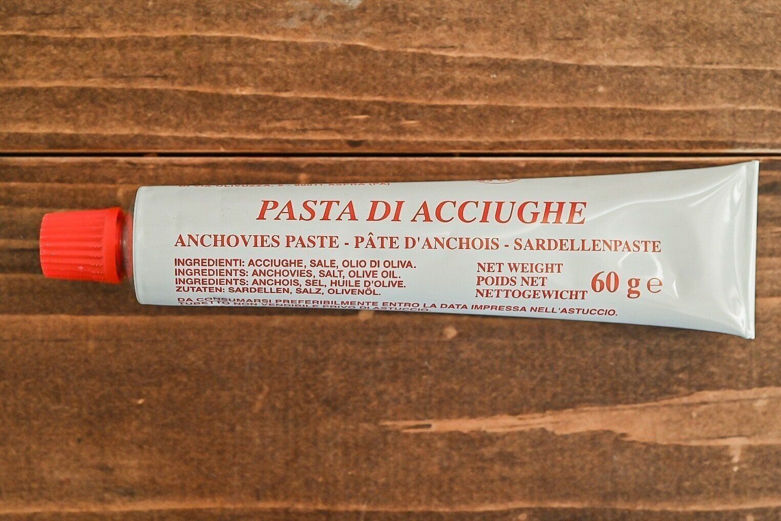 チューブに入ったアンチョビペースト