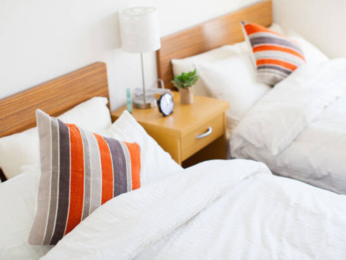 準備されたベッドが付く家の内部