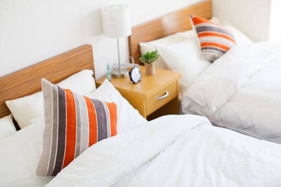 準備されたベッドが付く家の内部