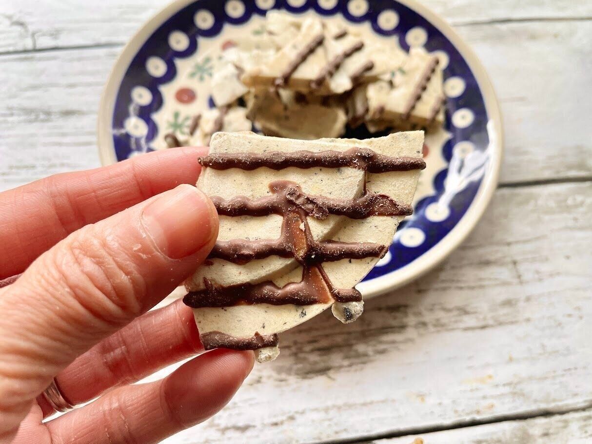 チョコがかかった南部せんべい
