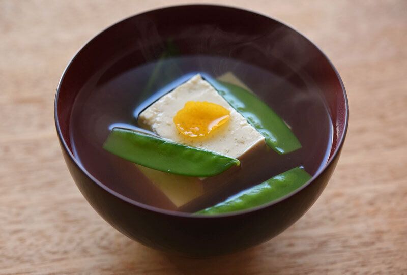 豆腐と絹さやのお吸い物