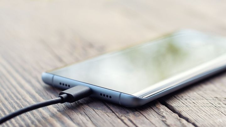 スマートフォンが充電中