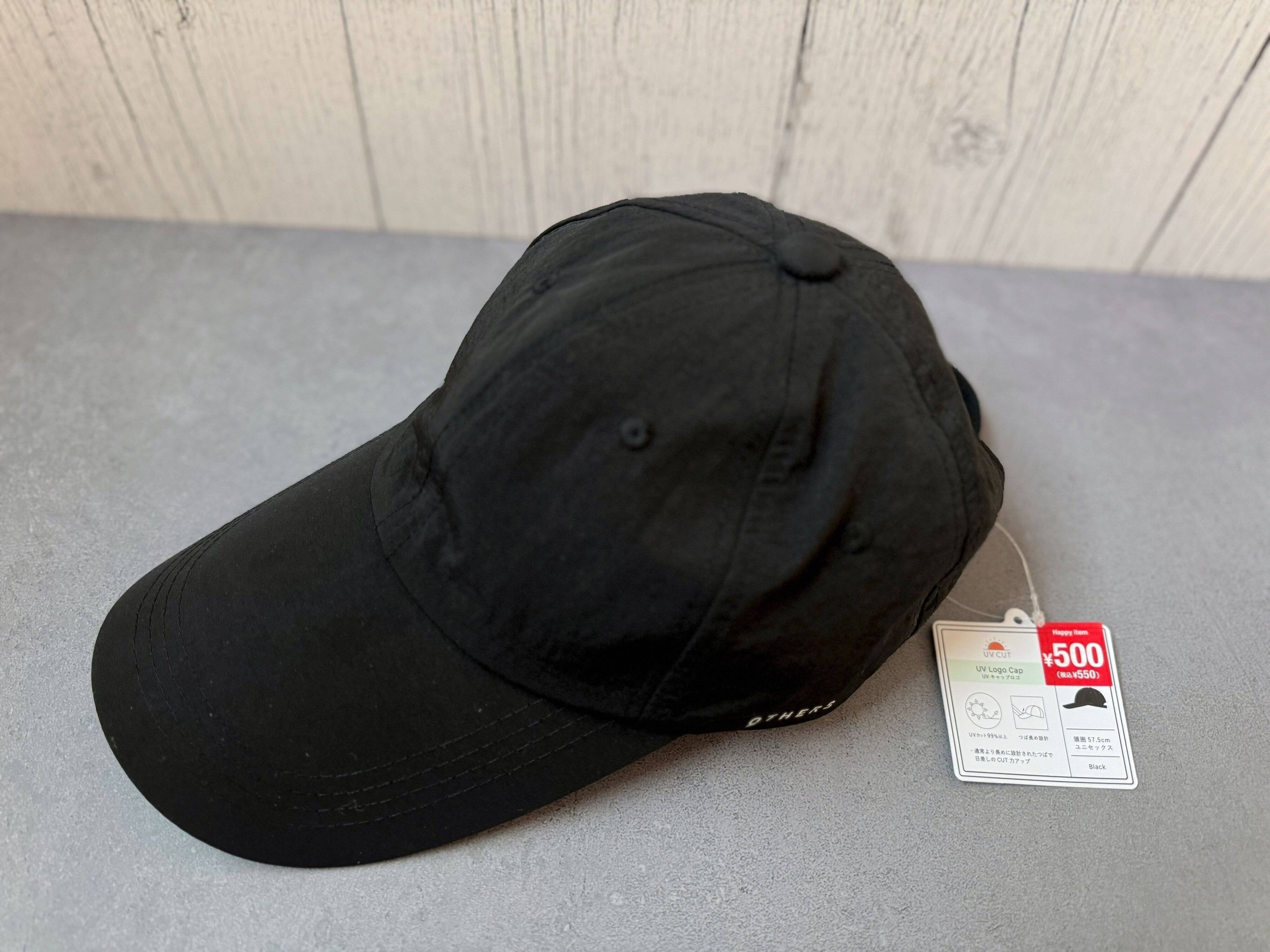 3COINSの「UV キャップロゴ」